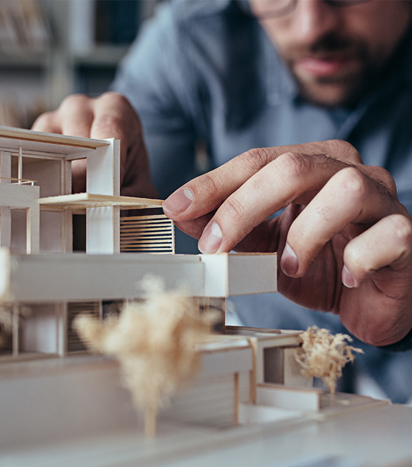 Architect-knutselt-aan-model-van-huis
