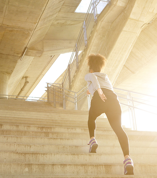 Sportieve-vrouw-rent-snel-de-betonnen-trap-op