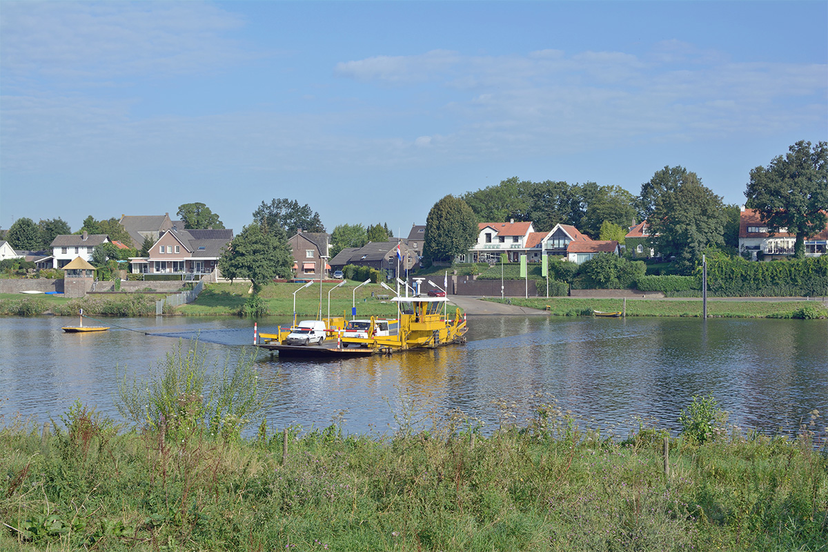 Pont over de maas bij Kessel (onderdeel gemeente Peel en Maas)