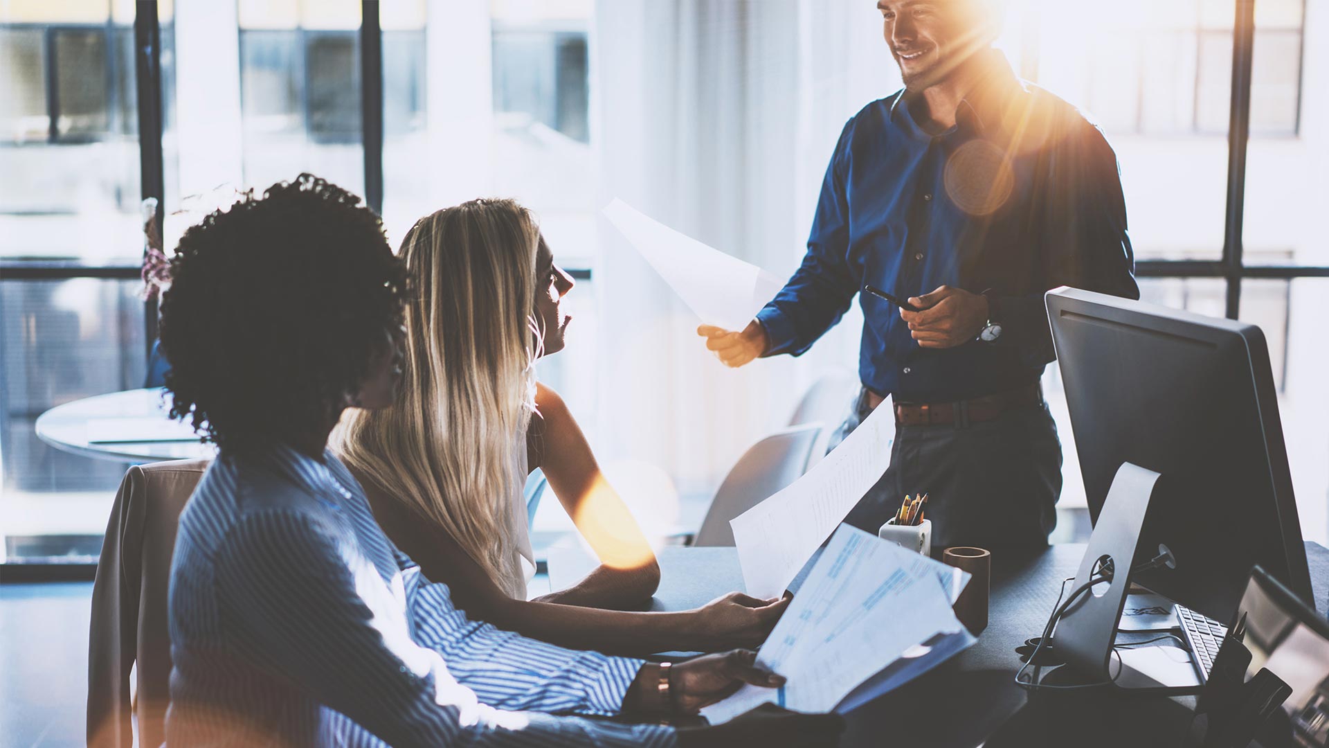 Teamleden in een implementatietraject met een consultant voor de groep