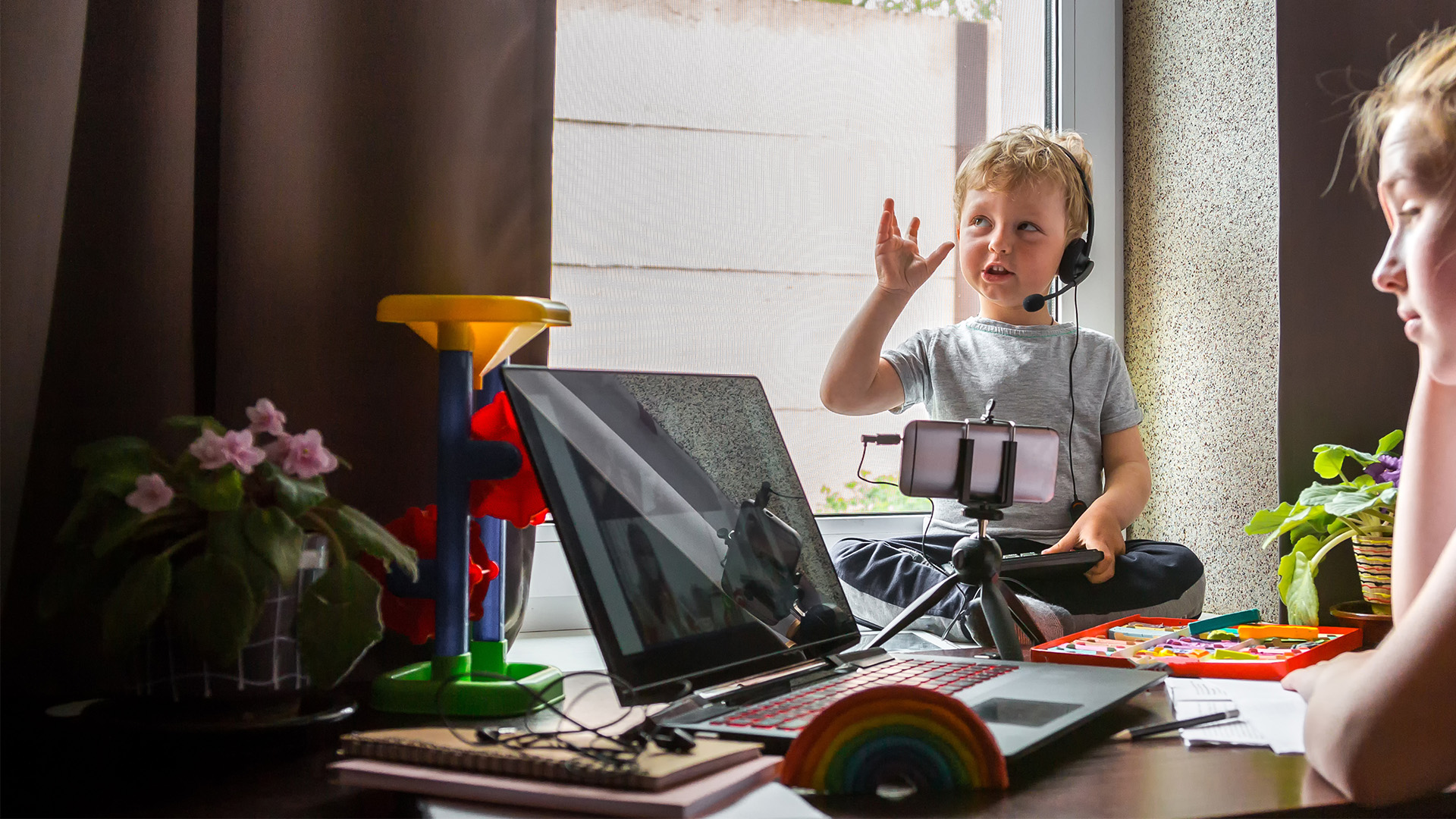 Kinder met koptelefoon en werkende moeder