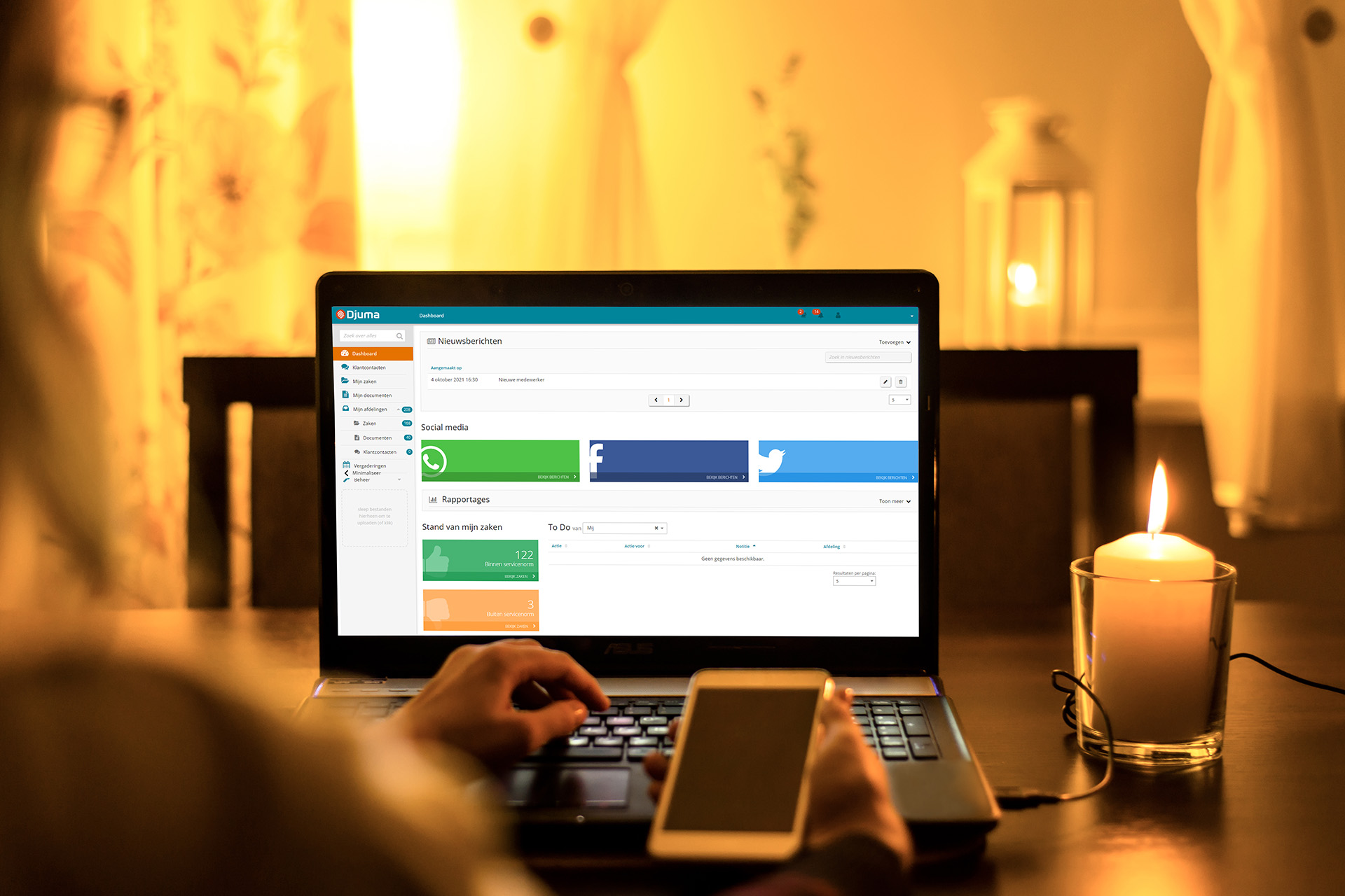 Vrouw-achter-laptop-Djuma-thuis-kaarslicht-gezellig